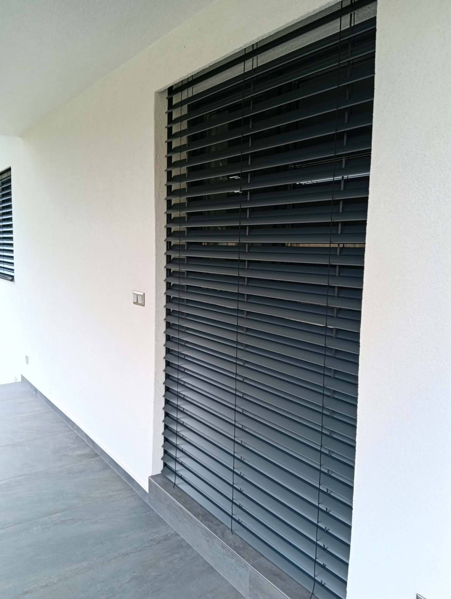 Dodávka a montáž vonkajších žalúzií, Z-90, RAL 7016 MAT – foto 1